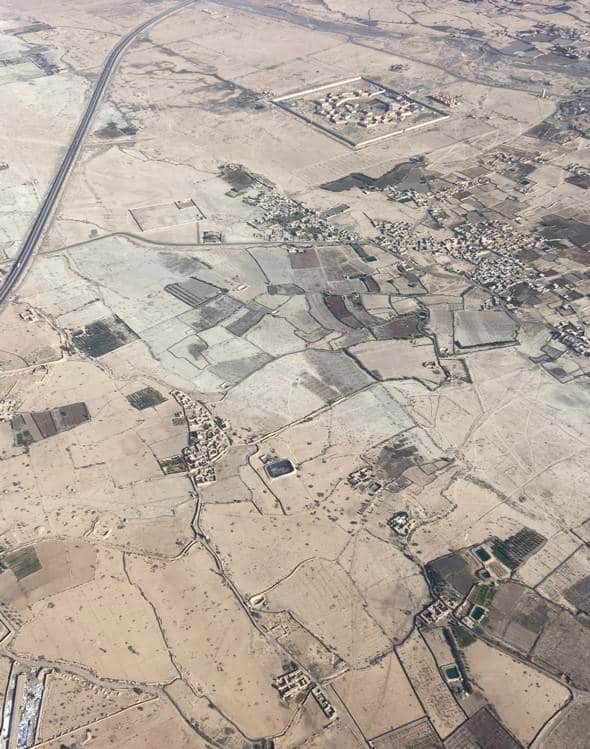 asl je uit je vliegtuigraam kijkt zie je mooie landschappen als een lappendeken onder je verschijnen, een vakverdeling van gewassen, weilenden, kronkelende wegen en bovenaanzichten van huizen