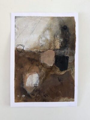 een A4 schilderij in bruin zwart tonen, het is abstract met een helder fris witte vlek links boven en er zijn mooie fijne houtskoollijnen inverwerkt