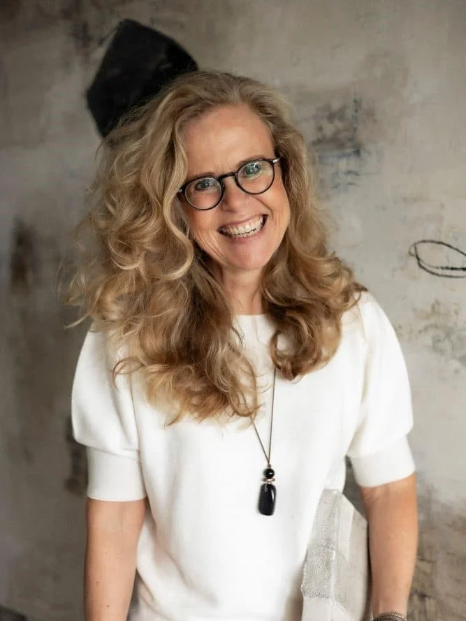 portret of the artist Jolanda Wassenaar, smiling looking in the camera